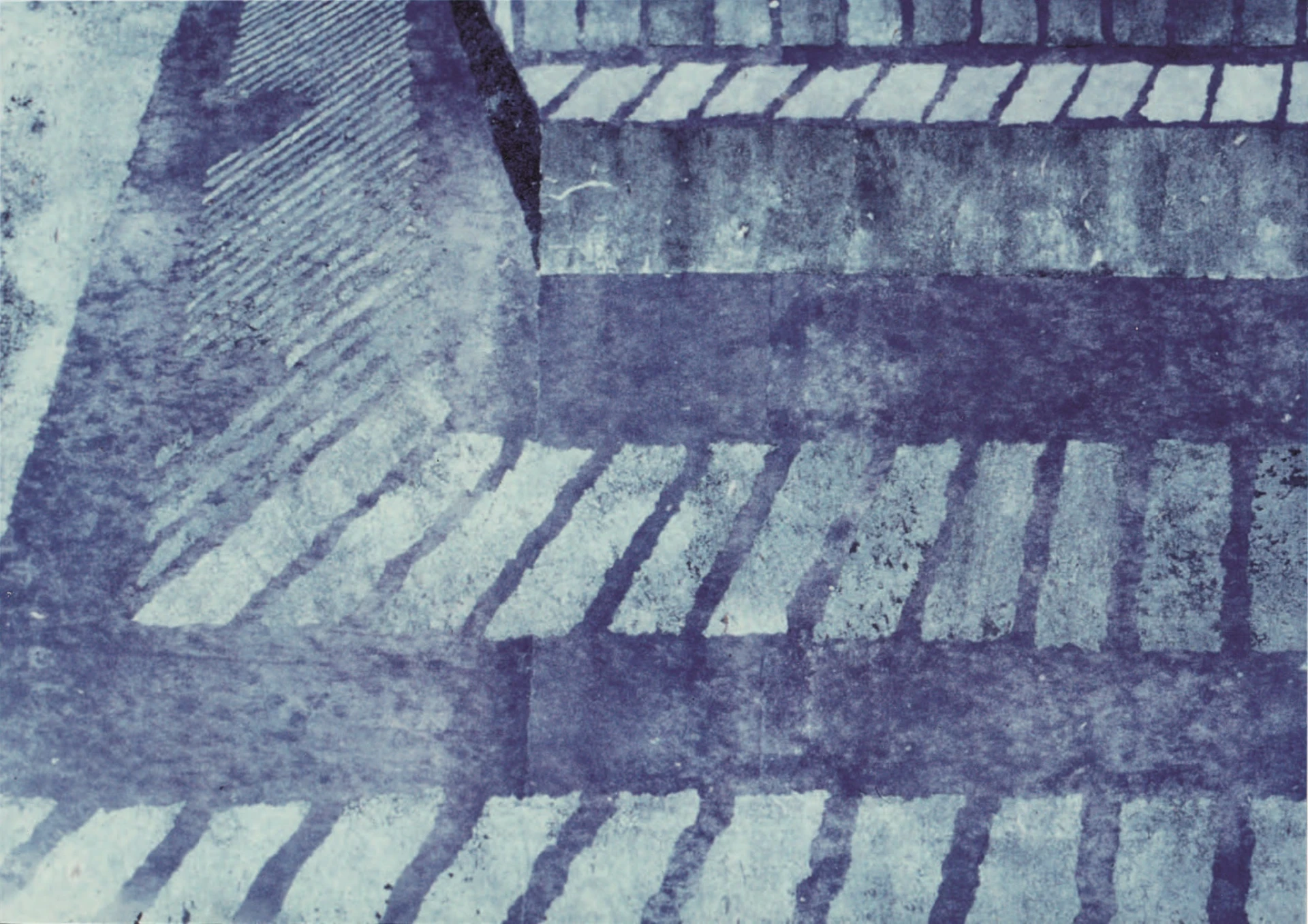 楊世芝，《柏克萊捷運站圍欄》，1981， 墨汁、壓克力、棉紙拼貼於畫布上，110×150cm。-圖片